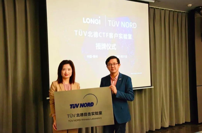 Dr. Lv Jun (right), Vice President of LONGi Solar, received the award plaque from Ms. Angella Xu (left), Senior Vice President Renewables of TÜV NORD GROUP