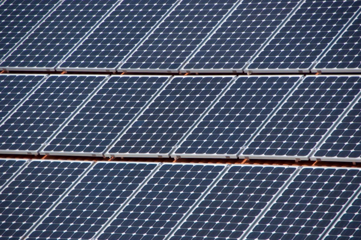 The 10MW project is comprised of 42,000 solar panels capable of powering around 3,000 average homes. Image: Martin Abegglen / Flickr