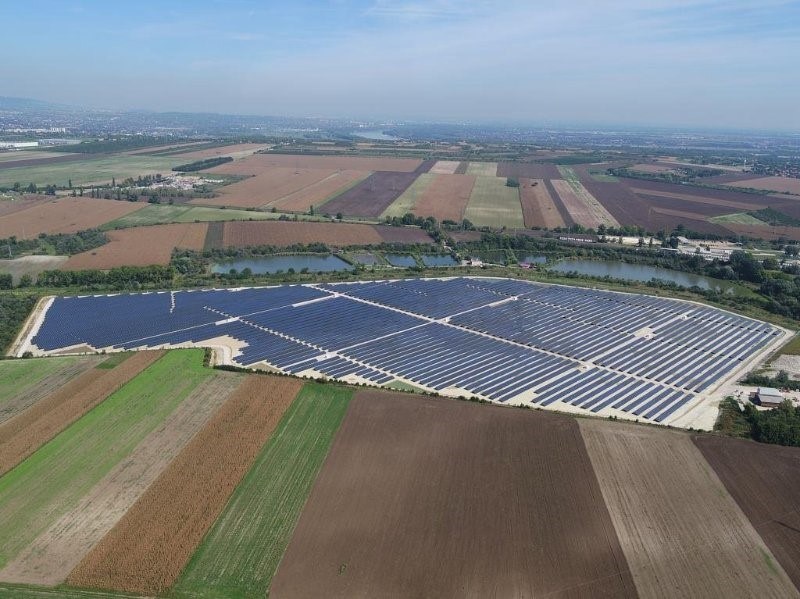 Built on 40 hectares of land in Szazhalombatta, located near Budapest, the project will generate enough energy to supply approximately 9,000 households. Image: GCL