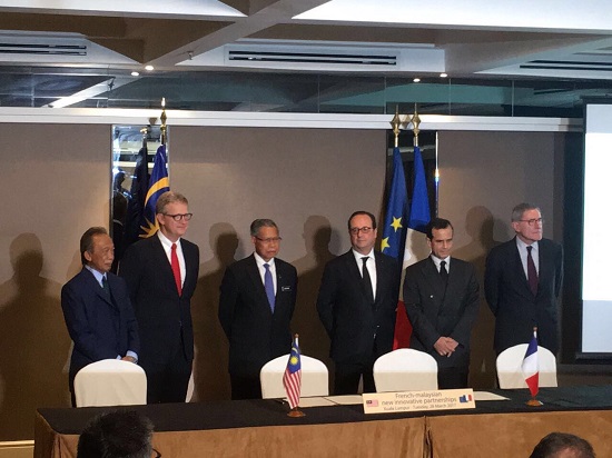 (From left to right) Sime Darby’s Tan Sri Samsudin Osman, Scott Cameron, Malaysia’s Minister of International Trade and Industry Dato’ Sri Mustapa Mohamed, President of France Francois Hollande, Executive Vice President of ENGIE Didier Holleaux, Chairman of ENGIE Gérard Mestrallet.Source: ENGIE Group