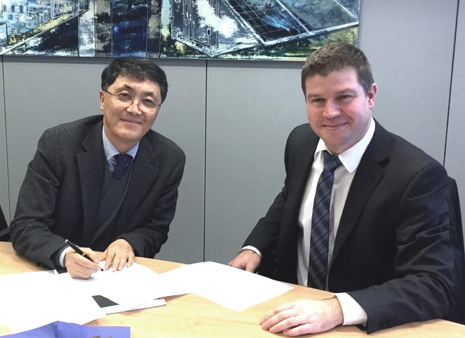 Signing the contract at KACO new energy’s headquarters in Neckarsulm: David Kim, CEO of DNE Solar and David Mabille CSO of KACO. Source: KACO New Energy