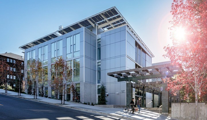 Sunpreme’s double glass GxB310 modules using 60 bifacial solar cells with conversion efficiencies of 21.5% were deployed in a roof-top mounted configuration at UC Berkeley's Jacobs Hall facility built by installer, Sungevity. Image: Sungevity