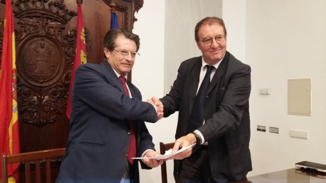 Andaltia's Pedro Sanchez shakes hands with Lorca's mayor Francisco Jodar. Image: Lorca.es.